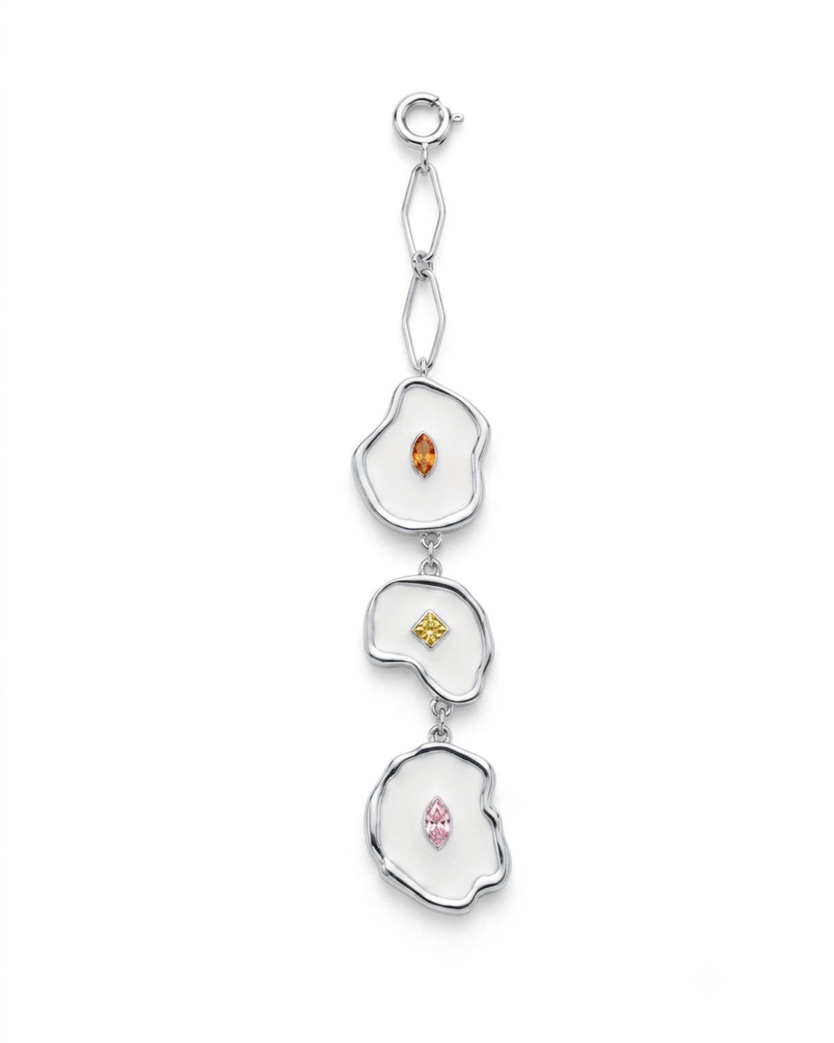 Silber Bag Charm -  Silberner Taschenanhänger, bestehend aus drei vertikal angeordneten, unregelmäßig geformten Elementen mit weißem Emaille, besetzt mit kleinen orangen, gelben und rosa Schmucksteinen.