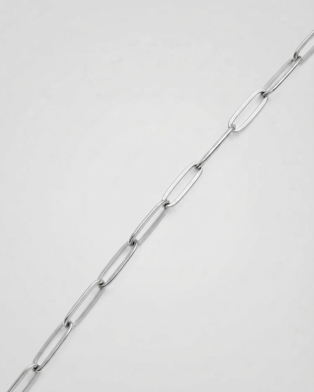 Silber Single Chain - Nahaufnahme einer silberfarbenen Kette mit länglichen Gliedern vor hellem Hintergrund.