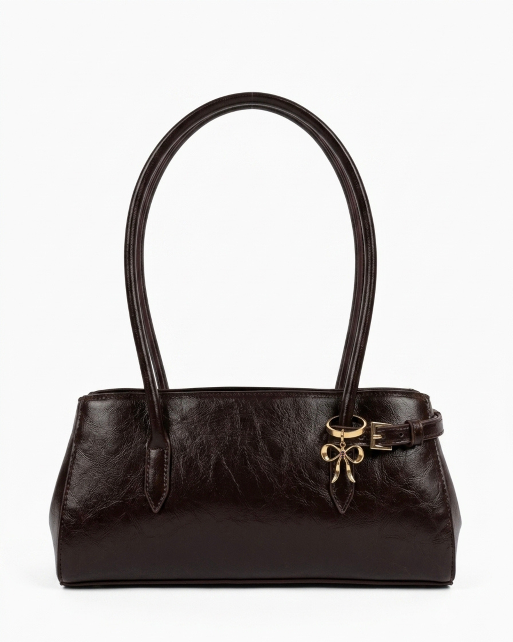 Gold BagBit - Aufnahme einer dunkelroten, glänzenden Ledertasche, verziert mit einem goldenen Schleifenanhänger, der einen kleinen braunen Stein in der Mitte hält.