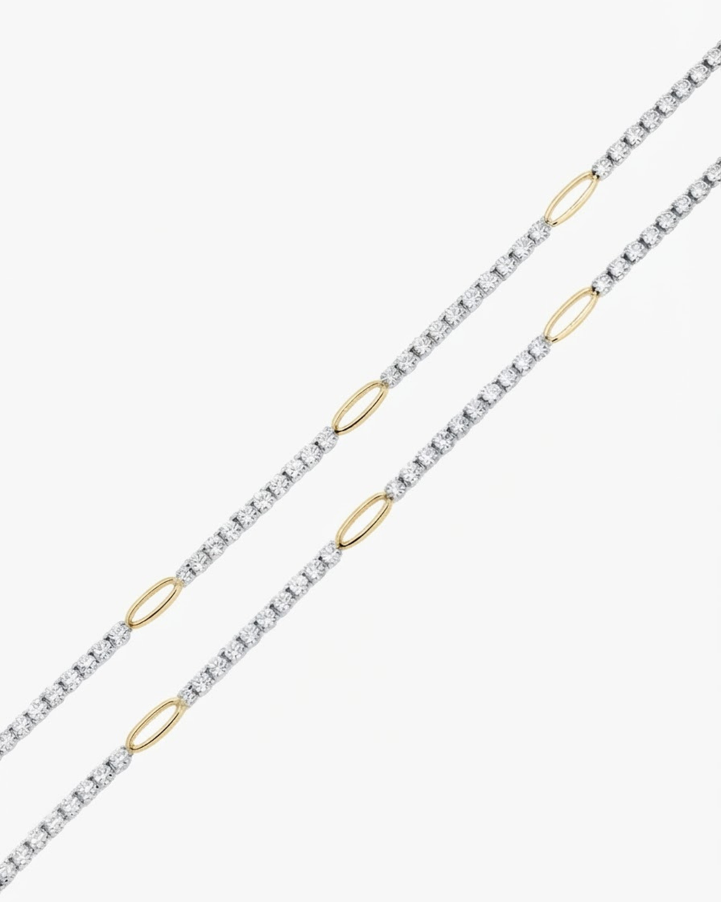 Gold Strass Duo Chain - Zwei parallele Strassketten mit klaren Kristallen, unterbrochen von goldenen ovalen Kettengliedern, auf weißem Hintergrund.