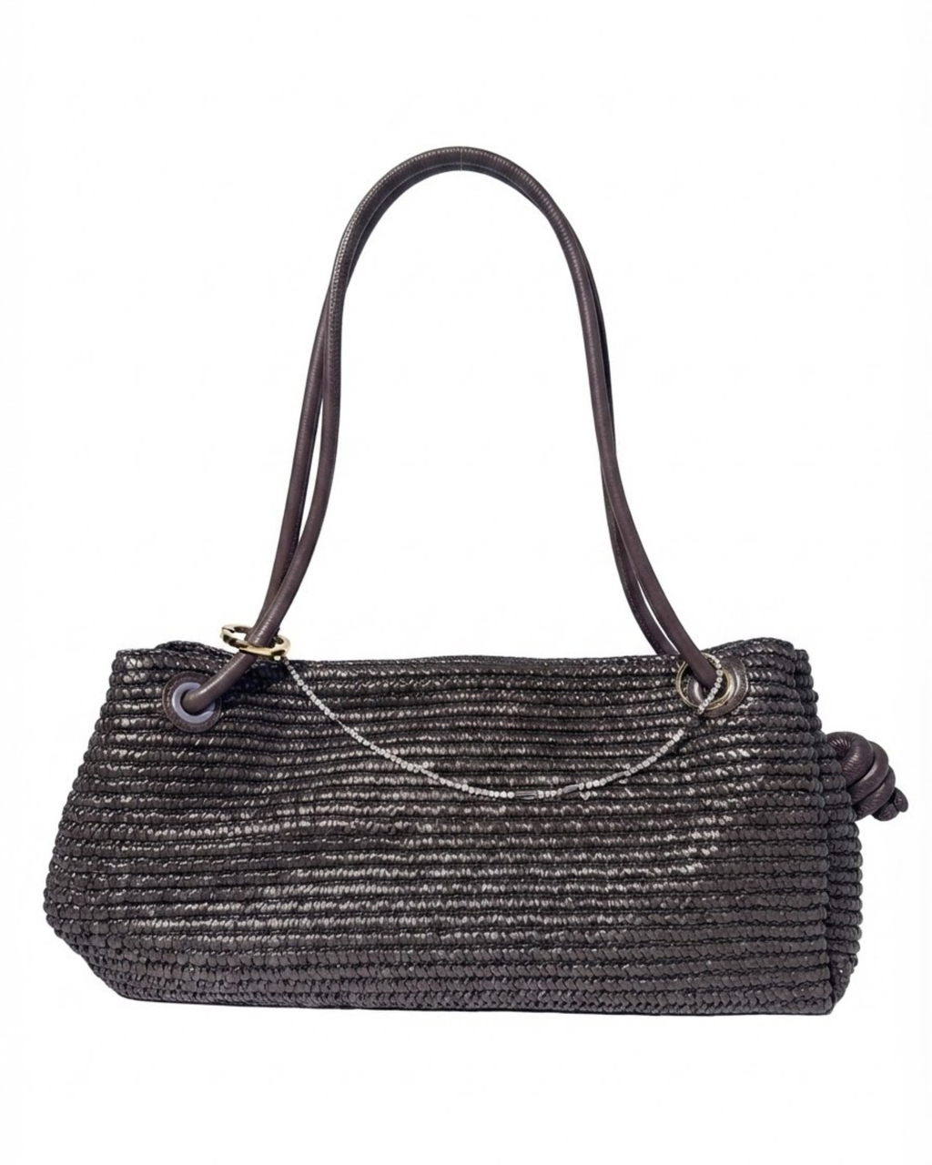 Silber Strass Bag Chain - Dunkelbraune Schultertasche in Flechtoptik mit einer silberne Strasskette aus klaren Kristallen und dazwischen goldenen Kettengliedern als Detail.