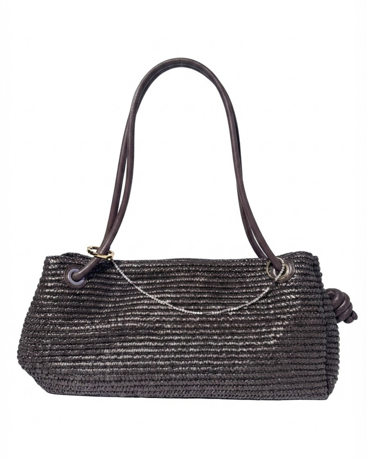 Silber Strass Bag Chain - Dunkelbraune Schultertasche in Flechtoptik mit einer silberne Strasskette aus klaren Kristallen und dazwischen goldenen Kettengliedern als Detail.