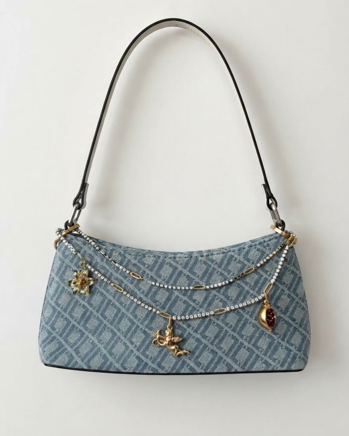 Gold Strass Duo Chain - Hellblaue Denim-Schultertasche mit einem Allover-Monogramm-Muster, verziert mit einer zweireihigen goldenen Strasskette, an der Anhänger in Form eines Engels, einer Blume und eines Granatapfels befestigt sind.