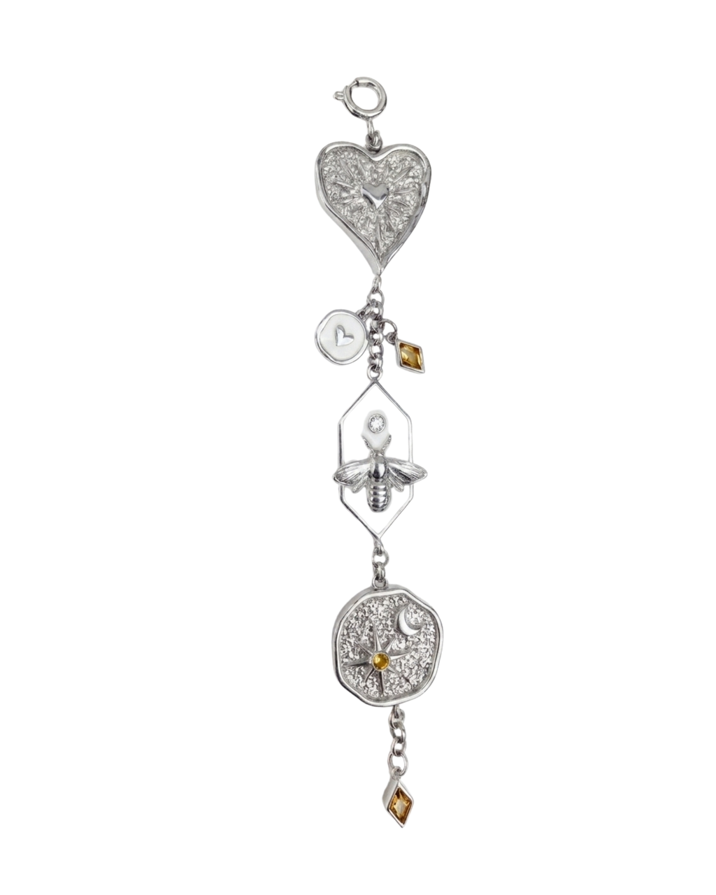 Silber Bag Charm - Mehrteiliger silberner Taschenanhänger mit Herz, einer Motte auf weißem Emaille und einem runden Medaillon.