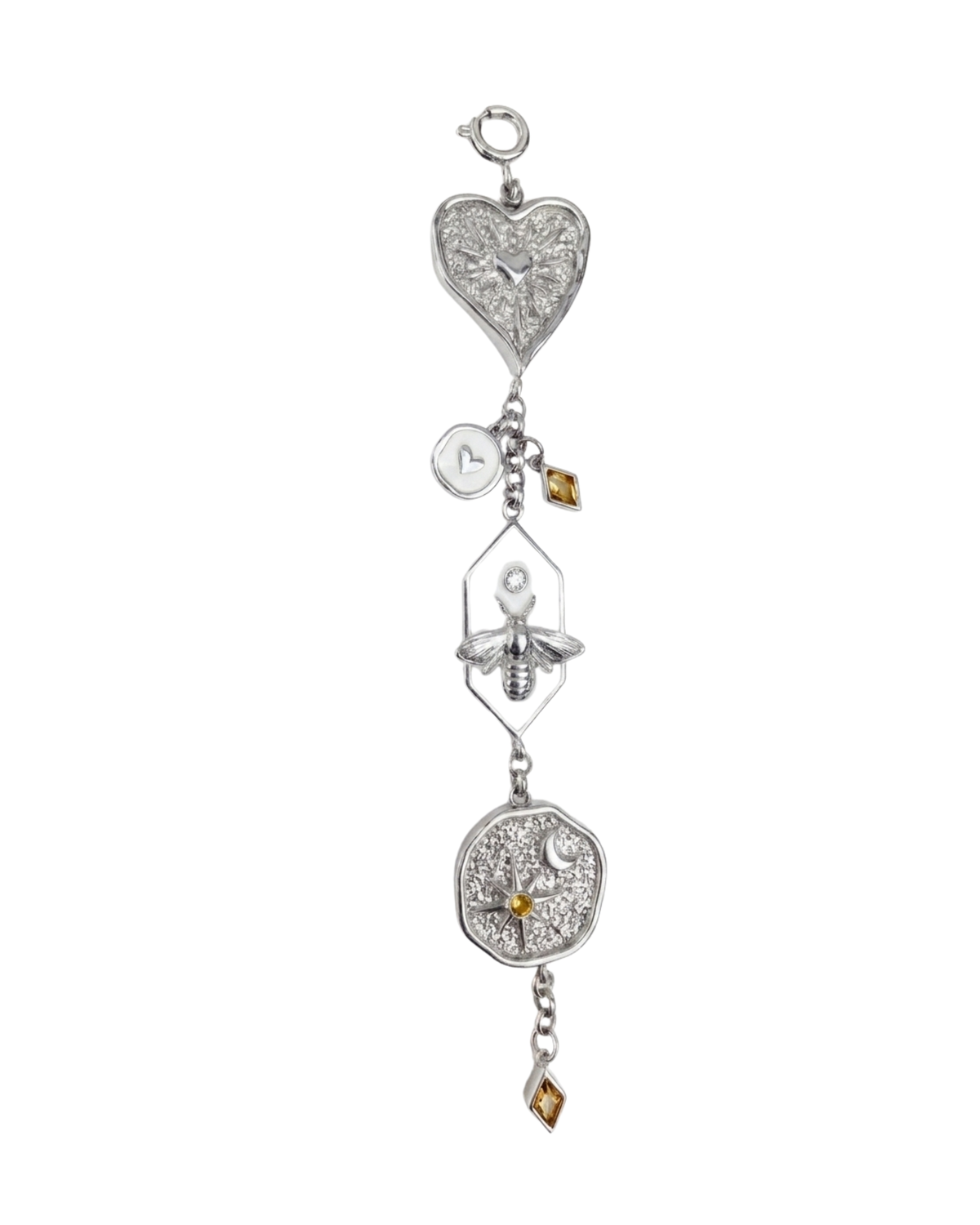 Silber Bag Charm - Mehrteiliger silberner Taschenanhänger mit Herz, einer Motte auf weißem Emaille und einem runden Medaillon.