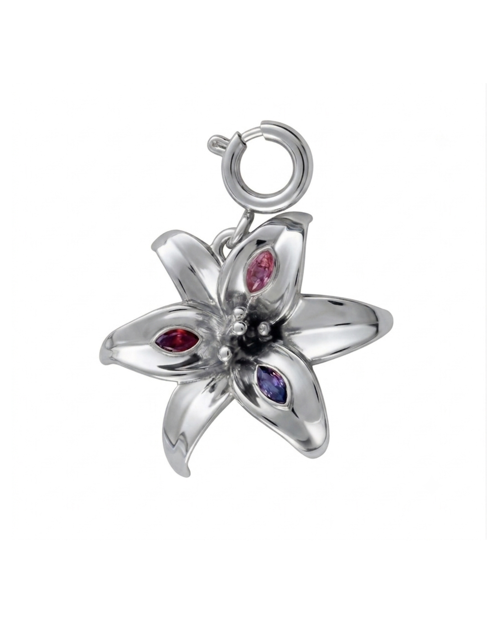 Silber BagBit -  Detailansicht eines silbernen Anhängers in Form einer Lilienblüte, verziert mit drei eingefassten, marquiseförmigen Schmucksteinen in Rot, Rosa und Violett.