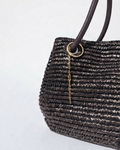 Gold Single Chain - Dunkelbraune Tasche mit einer kurzen, herabhängenden goldfarbenen Kette am Taschenhenkel.