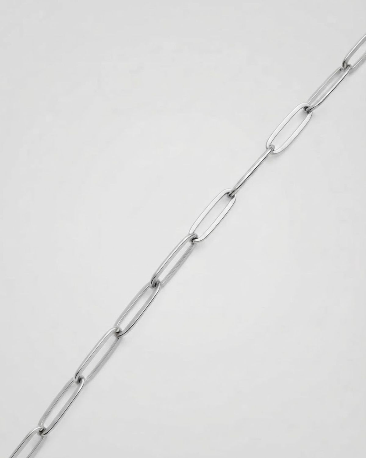 Silber Bag Chain - Nahaufnahme einer silberfarbenen Kette mit länglichen Gliedern vor hellem Hintergrund.