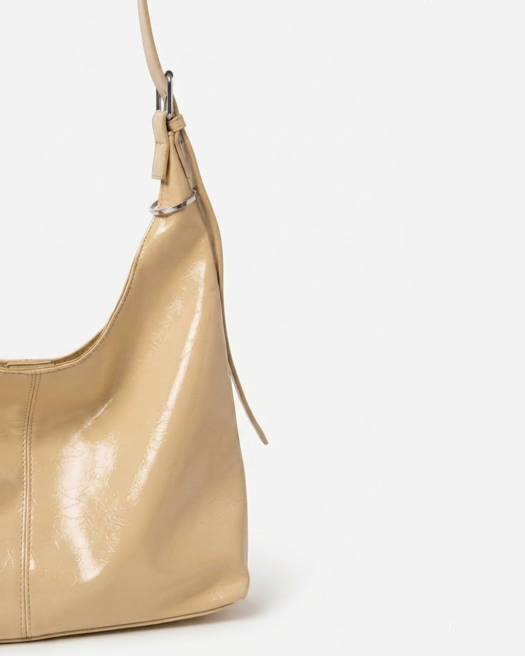 Silber Bag Clip - Aufnahme einer gelbfarbenen Ledertasche, verziert mit einem eleganten silbernen Metallring.