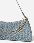 Gold Strass Duo Chain - Hellblaue Denim-Handtasche mit Muster, verziert mit zwei übereinanderliegenden, goldfarbenen und strassbesetzten Ketten, die zwischen den Taschenhenkeln angebracht sind.
