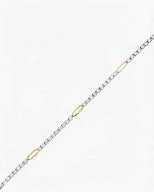 Gold Strass Bag Chain - Strasskette mit funkelnden Schmucksteinen, die in regelmäßigen Abständen durch goldfarbene ovale Glieder unterbrochen wird, vor hellem Hintergrund.