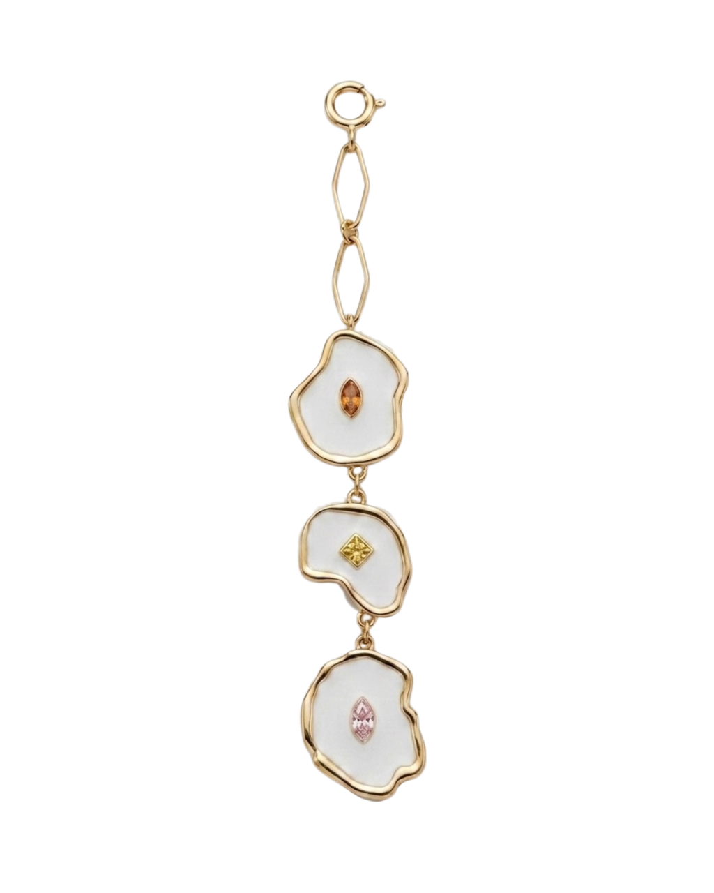 Gold Bag Charm -  Goldener Taschenanhänger, bestehend aus drei vertikal angeordneten, unregelmäßig geformten Elementen mit weißem Emaille, besetzt mit kleinen orangen, gelben und rosa Schmucksteinen.