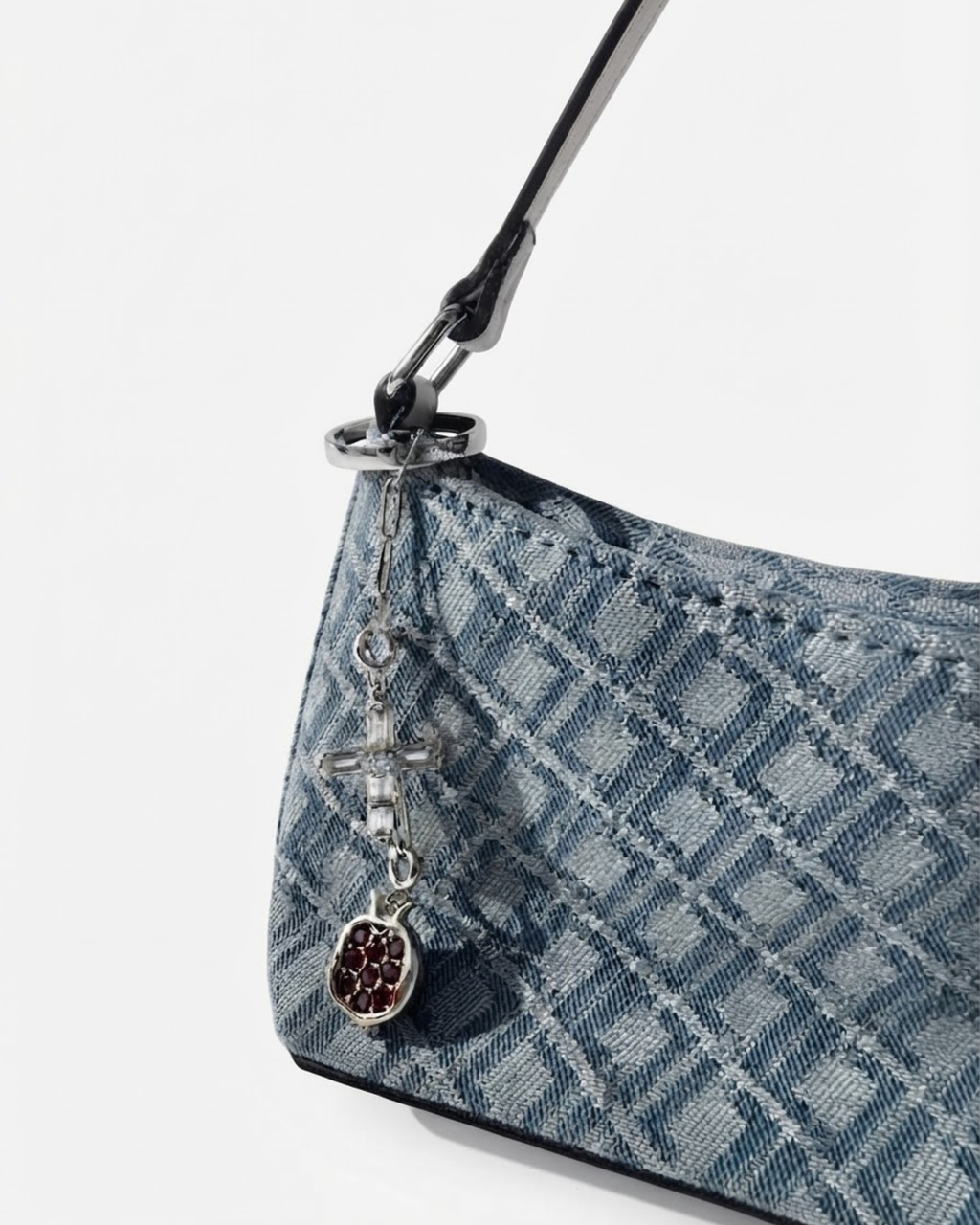Silber Bag Bit - Blau-gemusterte Denim-Schultertasche mit einer kurzen silbernen Kette am Taschenhenkelt, verziert mit einem Kreuz- und einem Granatapfel-Anhänger.