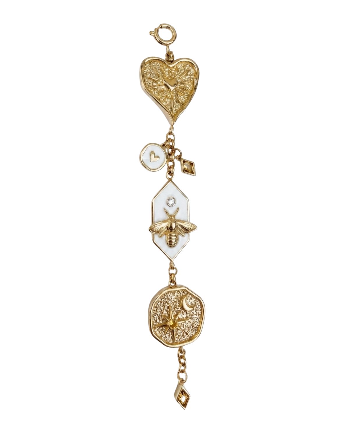 Gold Bag Charm - Mehrteiliger goldener Taschenanhänger mit Herz, einer Motte auf weißem Emaille und einem runden Medaillon.