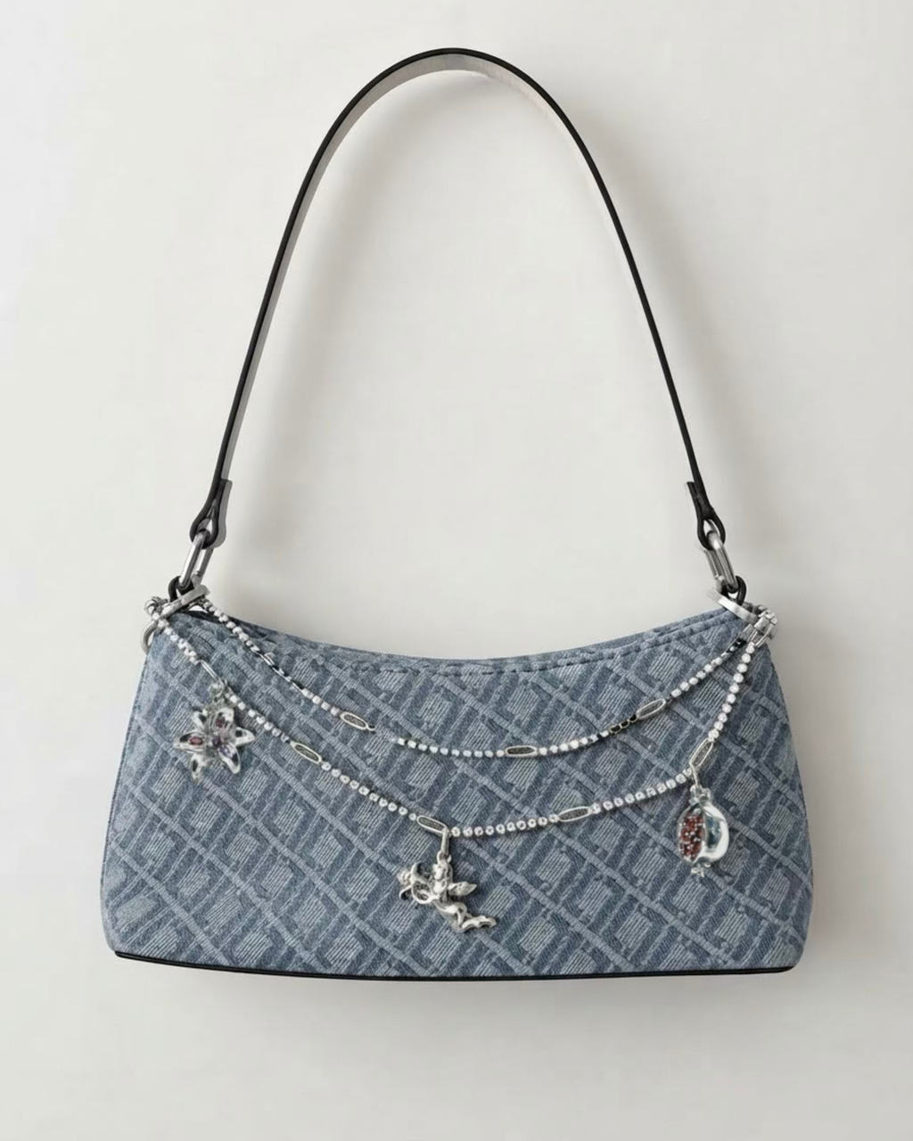 Silber Strass Duo Chain - Hellblaue Denim-Schultertasche mit einem Allover-Monogramm-Muster, verziert mit einer zweireihigen silbernen Strasskette, an der Anhänger in Form eines Engels, einer Blume und eines Granatapfels befestigt sind.