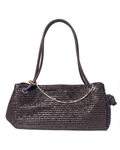 Gold Strass Bag Chain - Dunkelbraune Schultertasche in Flechtoptik mit einer goldenen Strasskette aus klaren Schmucksteinen und dazwischen goldenen Kettengliedern als Detail.