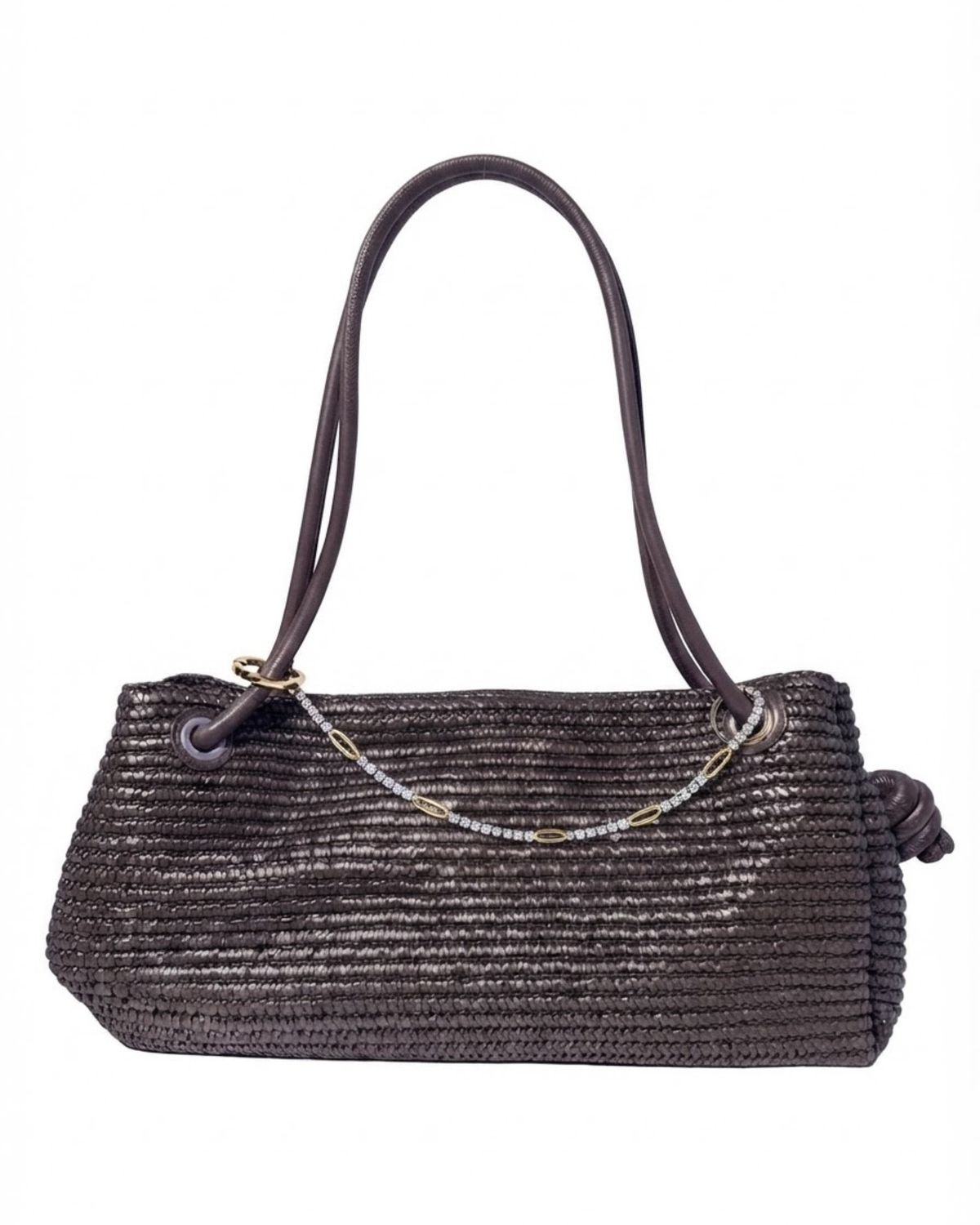 Gold Strass Bag Chain - Dunkelbraune Schultertasche in Flechtoptik mit einer goldenen Strasskette aus klaren Schmucksteinen und dazwischen goldenen Kettengliedern als Detail.