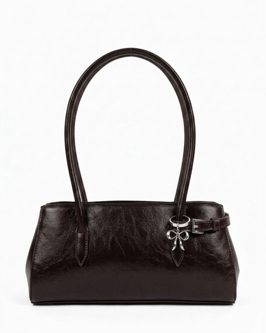 Silber BagBit - Aufnahme einer dunkelroten, glänzenden Ledertasche, verziert mit einem silbernen Schleifenanhänger, der einen kleinen braunen Stein in der Mitte hält. 