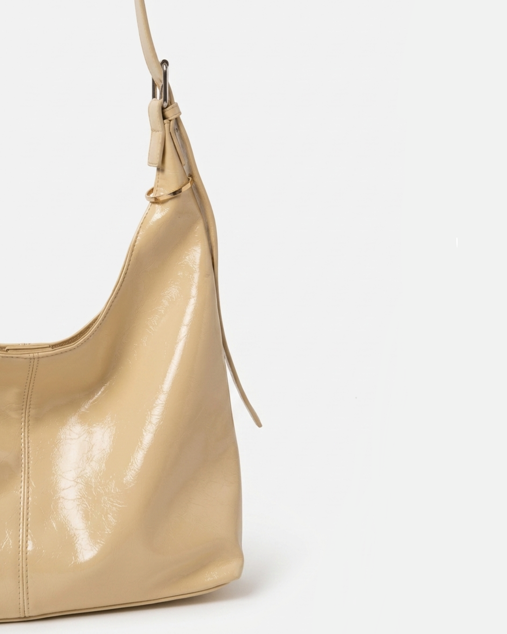 Gold Bag Clip - Aufnahme einer gelbfarbenen Ledertasche, verziert mit einem eleganten goldenen Metallring.